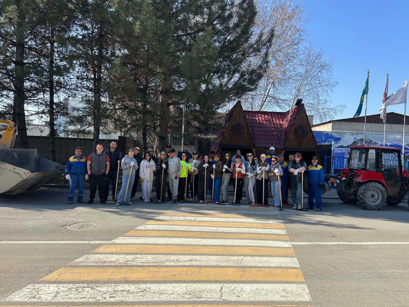 Первый месяц весны АЗМК завершил общезаводским субботником.